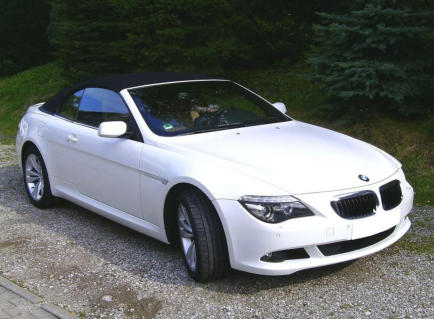 Weißes BMW Cabrio