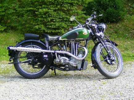 Grünes BSA Motorrad