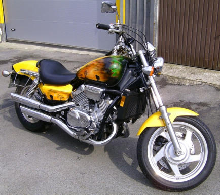 Gelbes Motorrad mit Airbrush Motiv Afrika